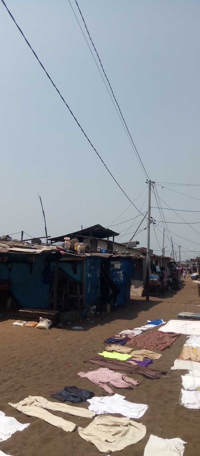Une vue du village-quartier Anlaya menacé par l'érosion marine Une vue du village-quartier Anlaya menacé par l'érosion marine