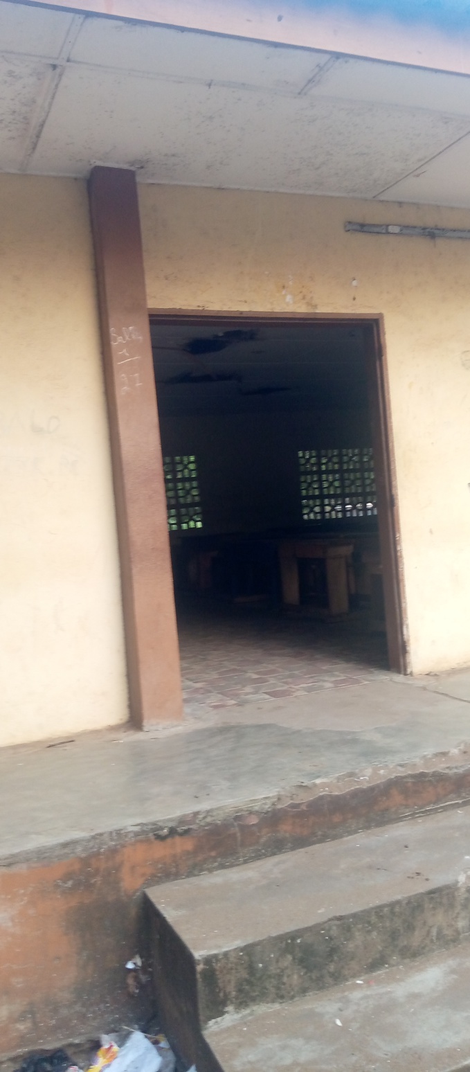 Des locaux du lycée de Jacqueville en ruine, drogués et prostituées en profitent. Des locaux du lycée de Jacqueville en ruine, drogués et prostituées en profitent.