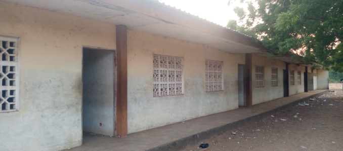 Une vue des bâtiments sans portes au lycée municipal de Jacqueville Une vue des bâtiments sans portes au lycée municipal de Jacqueville