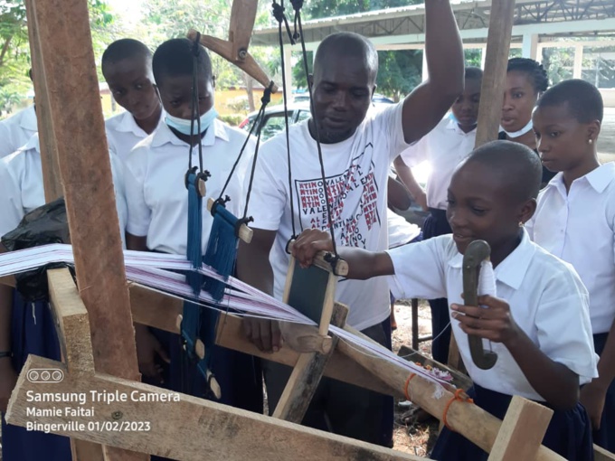 Des élèves enthousiastes dans l'atelier de tissage Des élèves enthousiastes dans l'atelier de tissage