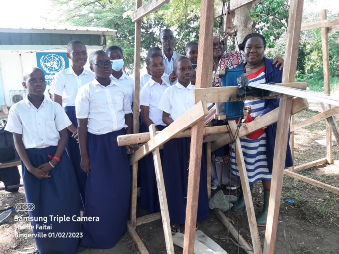 Mme Chantal Guiraud explique le mécanisme de tissage aux élèves du lycée des filles de Bingerville Mme Chantal Guiraud explique le mécanisme de tissage aux élèves du lycée des filles de Bingerville