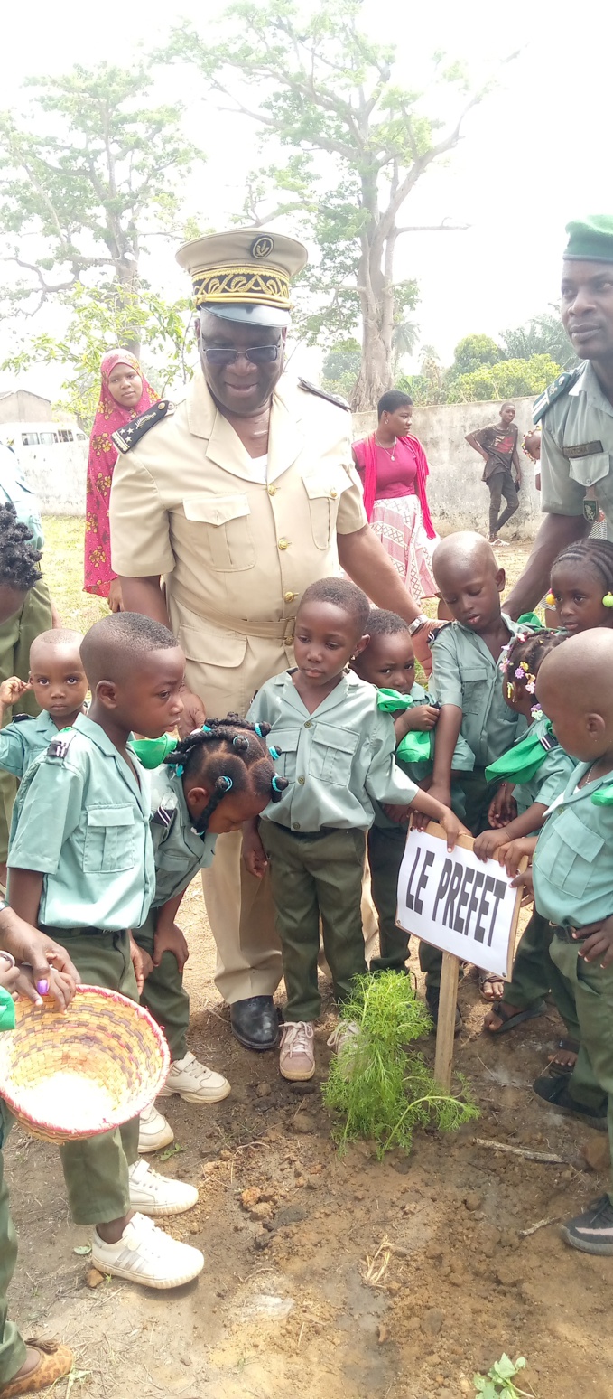 Les tout-petits et le préfet de région N'Zi Kangah Rémi Les tout-petits et le préfet de région N'Zi Kangah Rémi