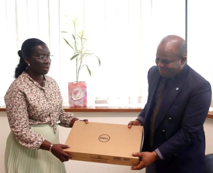 Le directrice de la communication remettant son lot à un directeur régional des sports Le directrice de la communication remettant son lot à un directeur régional des sports