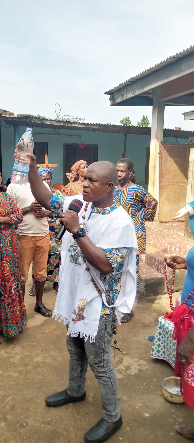 Le prophète Dago en pleine prière de délivrance Le prophète Dago en pleine prière de délivrance