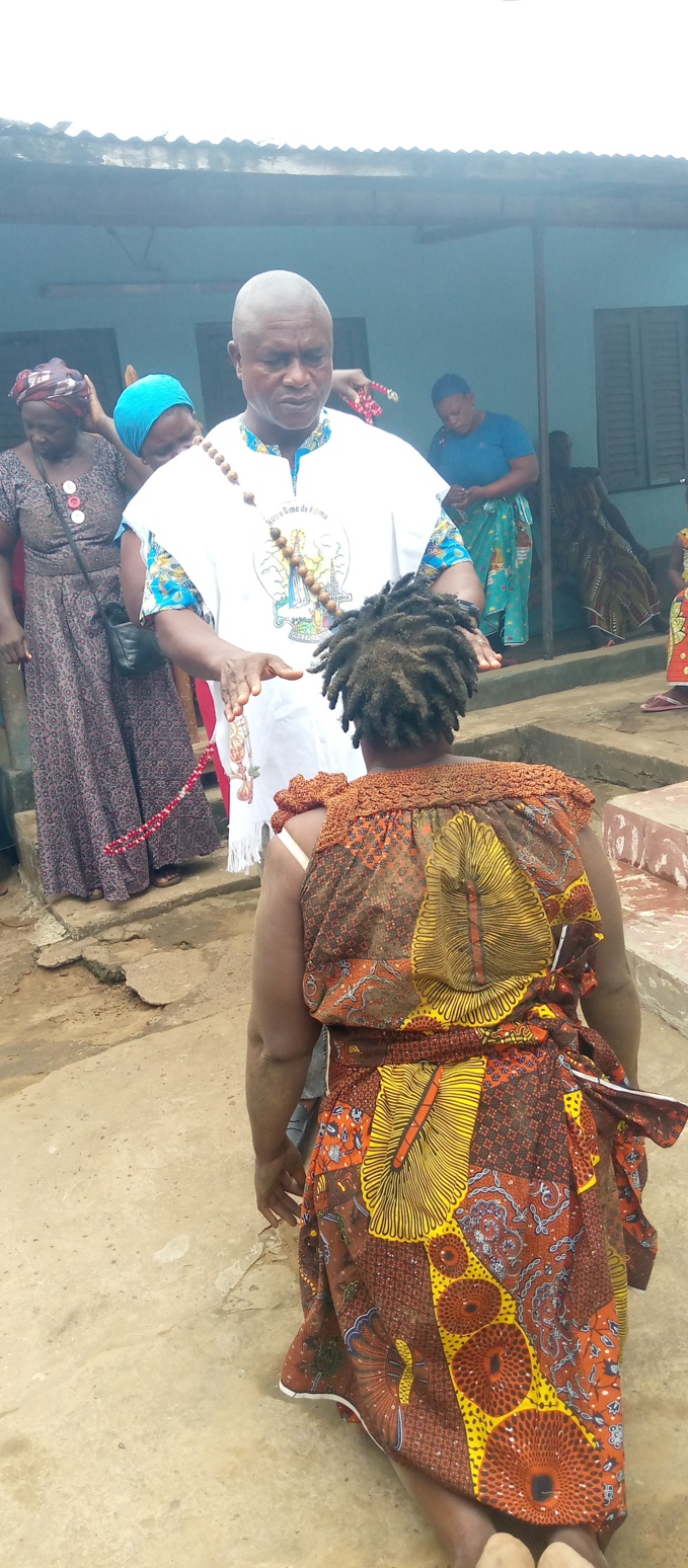 Accusée de " manger" ses propres enfants en sorcellerie, une vieille femme conduite dans un camp de délivrance par des villageois. Accusée de " manger" ses propres enfants en sorcellerie, une vieille femme conduite dans un camp de délivrance par des villageois.