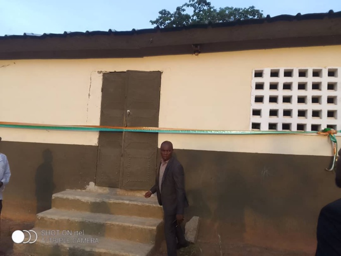 Ce bâtiment de 3 classes sans véritable commodités a coûté 19 millions F Ce bâtiment de 3 classes sans véritable commodités a coûté 19 millions F