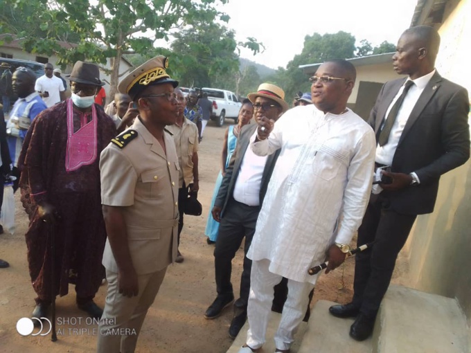 Le président du conseil régional du Guémon a remis les clés de 3 classes au sous préfet Le président du conseil régional du Guémon a remis les clés de 3 classes au sous préfet