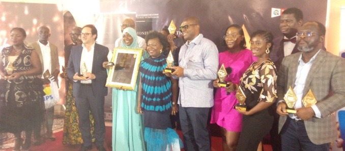 Les lauréats entourés des membres du jury Les lauréats entourés des membres du jury