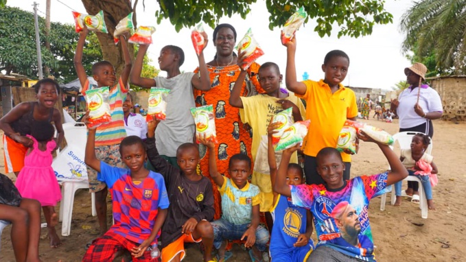 La photo de famille après la cérémonie de don La photo de famille après la cérémonie de don