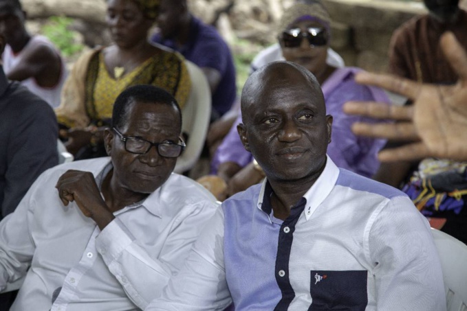 MM Ali Sissoko (à droite) et Mémeuh Paul (à gauche) mobilisent pour l'opération e-militant à Grand Lahou