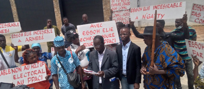 M. Atchory a lu la motion de protestation contre le candidat Essoh Élie M. Atchory a lu la motion de protestation contre le candidat Essoh Élie