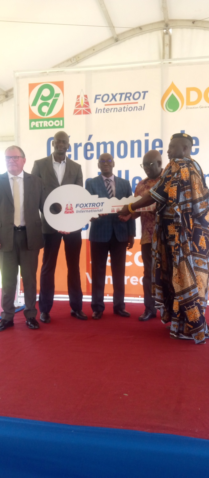 Les chefs de villages ont reçu la clé symbolique de leurs projets sociaux Les chefs de villages ont reçu la clé symbolique de leurs projets sociaux