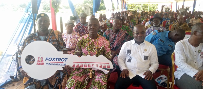 Les chefs de villages heureux à côté de député et du maire de Jacqueville Les chefs de villages heureux à côté de député et du maire de Jacqueville