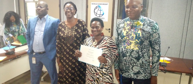 Une journaliste participante brandissant fièrement son attestation de participation Une journaliste participante brandissant fièrement son attestation de participation