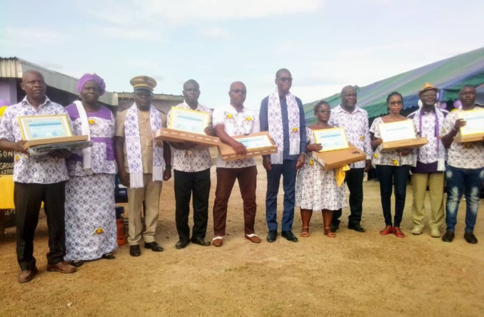 Le ministre Zoro Bi Ballo Epiphane (au centre) a apporté son soutien aux élèves et encadreurs de Gohitafla Le ministre Zoro Bi Ballo Epiphane (au centre) a apporté son soutien aux élèves et encadreurs de Gohitafla