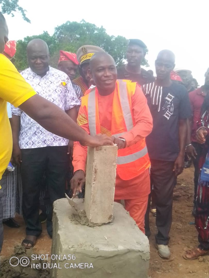 Le maire de Gohitafla a procédé à la pose de la première pierre de l'école du village de Brodoufla Le maire de Gohitafla a procédé à la pose de la première pierre de l'école du village de Brodoufla