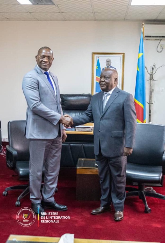 L'ambassadeur de la Côte d'Ivoire en Rdc, Metch Adjé Silas ( à g) a remis une invitation au ministre congolais de l'intégration régionale L'ambassadeur de la Côte d'Ivoire en Rdc, Metch Adjé Silas ( à g) a remis une invitation au ministre congolais de l'intégration régionale