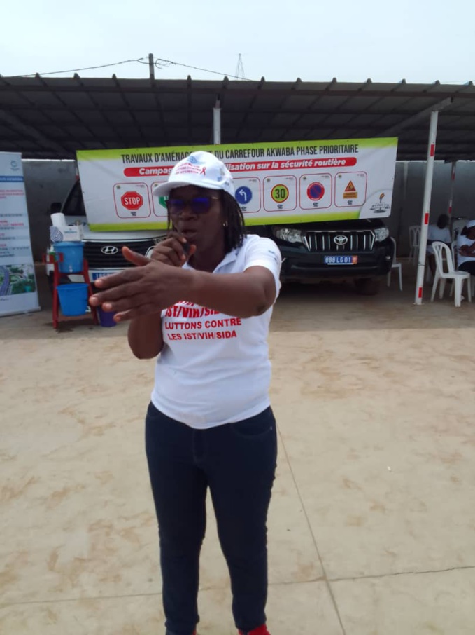 Mme Koudou Josiane présidente de l'Ong Ipsdh en pleine sensibilisation Mme Koudou Josiane présidente de l'Ong Ipsdh en pleine sensibilisation