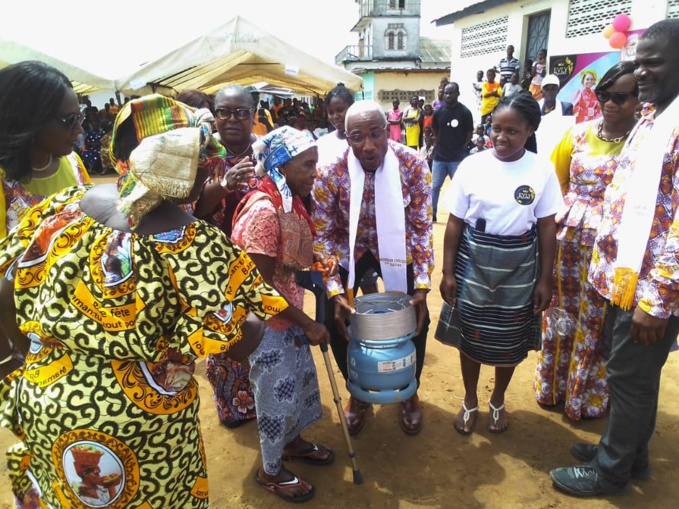 Lasme Justin, le parrain remettant son cadeau à une matriarche Lasme Justin, le parrain remettant son cadeau à une matriarche