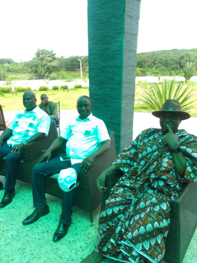 De la droite vers la gauche, les candidats Yédé Niagne Jean Claude, Ali Sissoko et le ministre Essis Emmanuel
