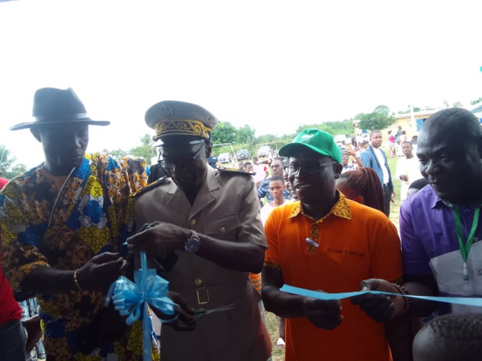 Le sous préfet de Lauzoua coupant le ruban d'accès aux locaux du bâtiment de 3 classes Le sous préfet de Lauzoua coupant le ruban d'accès aux locaux du bâtiment de 3 classes
