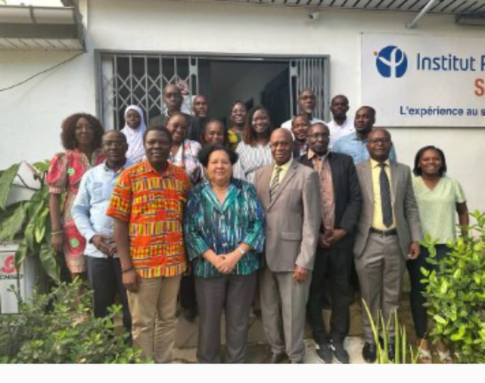 photo de famille à la sortie des travaux photo de famille à la sortie des travaux