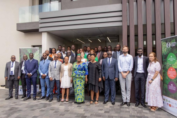 photo de famille à l'issue de la réunion photo de famille à l'issue de la réunion
