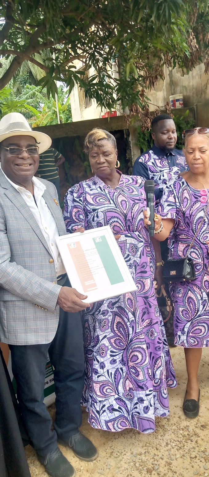 Le maire Yédé Niagne Jean Claude a apporté son soutien à la directrice de l'Ifef Le maire Yédé Niagne Jean Claude a apporté son soutien à la directrice de l'Ifef