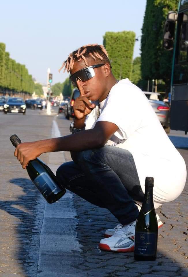 DJ Congelateur sur les Champs Élysée DJ Congelateur sur les Champs Élysée