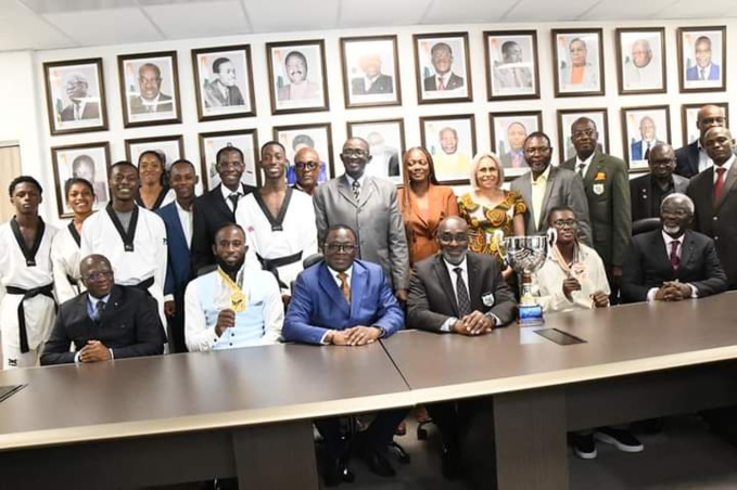 Les athlètes et les responsables des sports autour du ministre Danho Paulin Claude Les athlètes et les responsables des sports autour du ministre Danho Paulin Claude