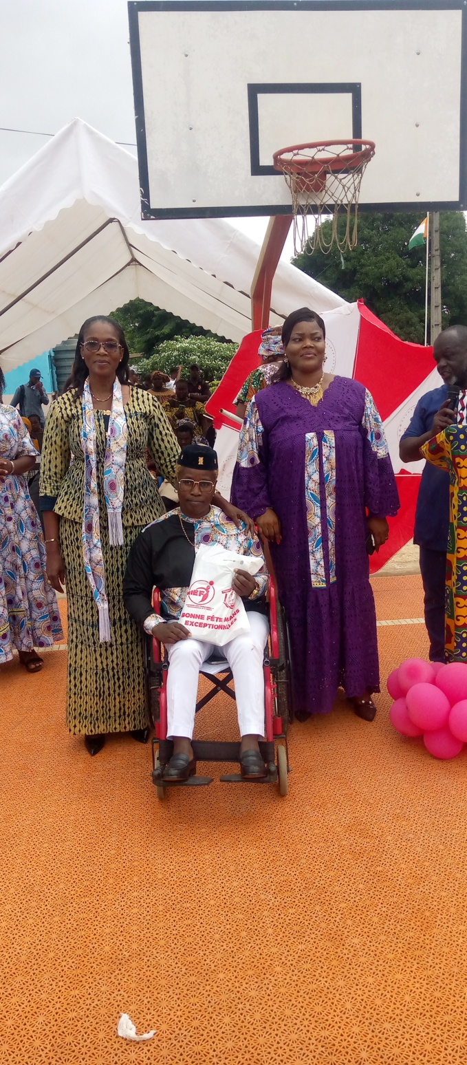 Les mamans handicapées et de substitution ont reçu plusieurs cadeaux Les mamans handicapées et de substitution ont reçu plusieurs cadeaux