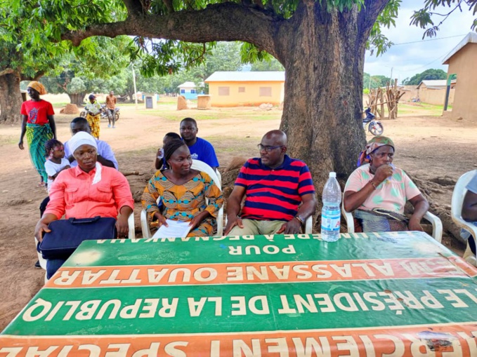 Le sous préfet de Bahouakaha, M. Jean Paul Beugré ( au centre) Le sous préfet de Bahouakaha, M. Jean Paul Beugré ( au centre)