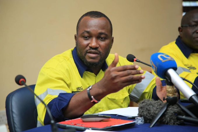 Hilaire Diarra, le directeur de la mine expliquant la politique sociale du Pdg Dr Mark Bristow Hilaire Diarra, le directeur de la mine expliquant la politique sociale du Pdg Dr Mark Bristow