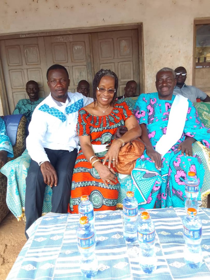 Mme Koudou Jeannette entourée du fédéral Akpro Jean Jacques ( à g) et du coordinateur régional Jean Yédess ( à dr)