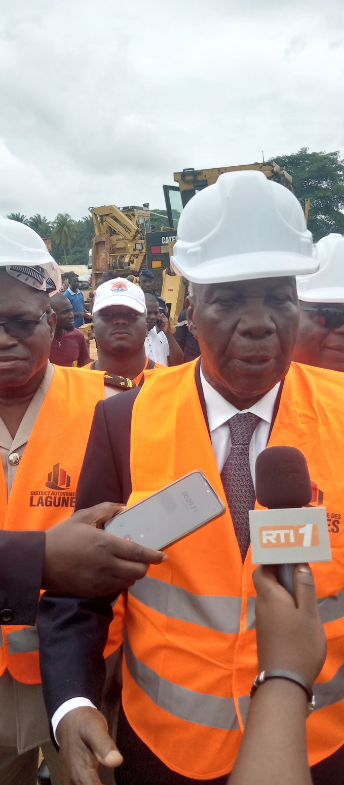 Le ministre gouverneur du district autonome des Lagunes, Lohouess Essoh Vincent a insisté sur le respect des cahiers de charges Le ministre gouverneur du district autonome des Lagunes, Lohouess Essoh Vincent a insisté sur le respect des cahiers de charges