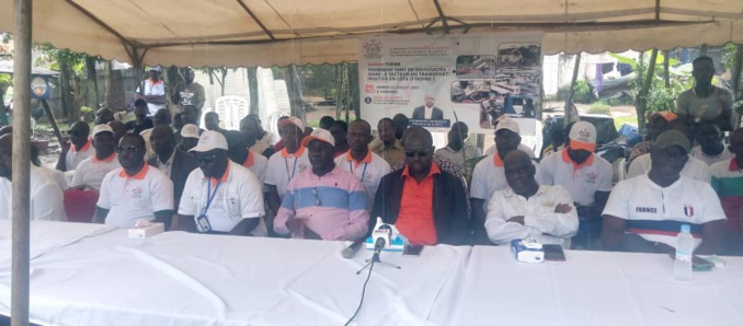 Soumahoro Mamadou, Pdt de la Mtci entouré des membres de son bureau Soumahoro Mamadou, Pdt de la Mtci entouré des membres de son bureau