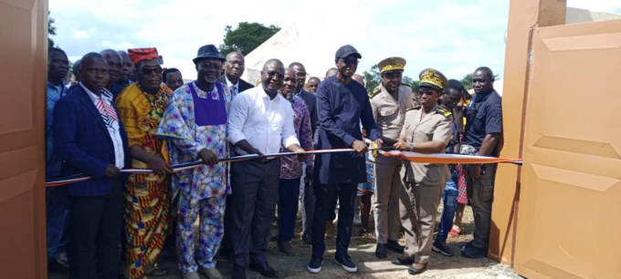 Le ministre de la promotion de la bonne gouvernance et de la lutte contre la corruption, inaugurant le collège de proximité de Paoufla