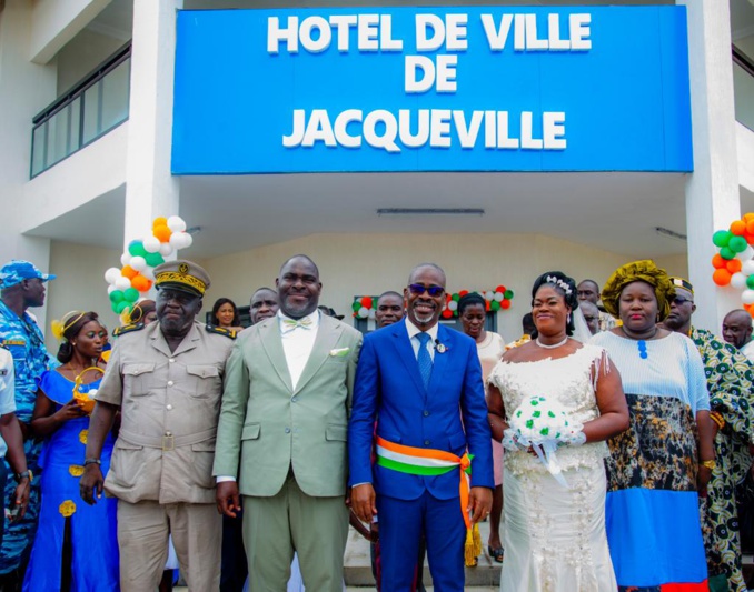 Le maire Joachim Beugré ( costume bleu) a donné une fière allure à sa cité Le maire Joachim Beugré ( costume bleu) a donné une fière allure à sa cité