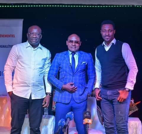 L'artiste chanteur Gadji Céli entouré des organisateurs de ses concerts L'artiste chanteur Gadji Céli entouré des organisateurs de ses concerts