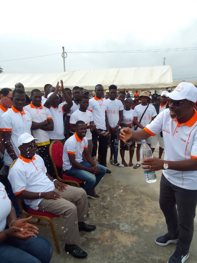 Le maire Joachim Beugré a baptisé les jeunes de l'opération Razzia de Jacqueville Le maire Joachim Beugré a baptisé les jeunes de l'opération Razzia de Jacqueville