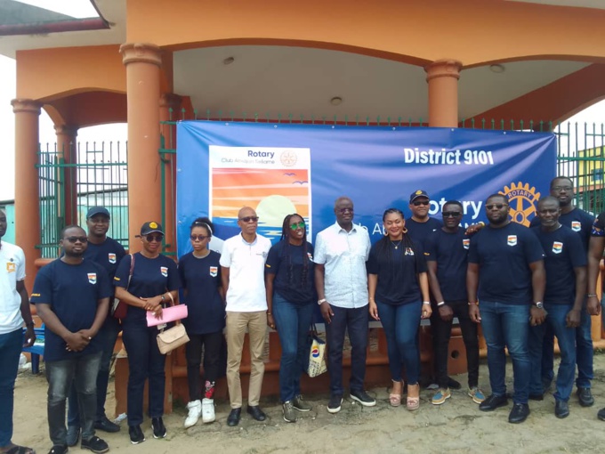Le maire Jean Paul Améthier entouré des membres du Rotary club Abidjan Séliame Le maire Jean Paul Améthier entouré des membres du Rotary club Abidjan Séliame