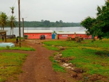 L'hôtel Djaka Gnigbô, en bordure d'eau. Un cadre agréable à visiter. L'hôtel Djaka Gnigbô, en bordure d'eau. Un cadre agréable à visiter.