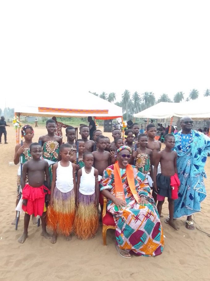 Le maire entouré de la jeune génération Le maire entouré de la jeune génération