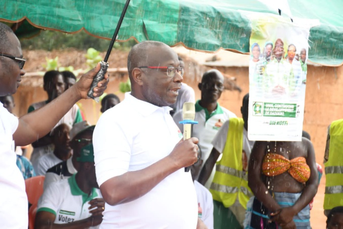 Pr. Djè Koffi Aubin a séduit les électeurs par son actions sur le terrain Pr. Djè Koffi Aubin a séduit les électeurs par son actions sur le terrain