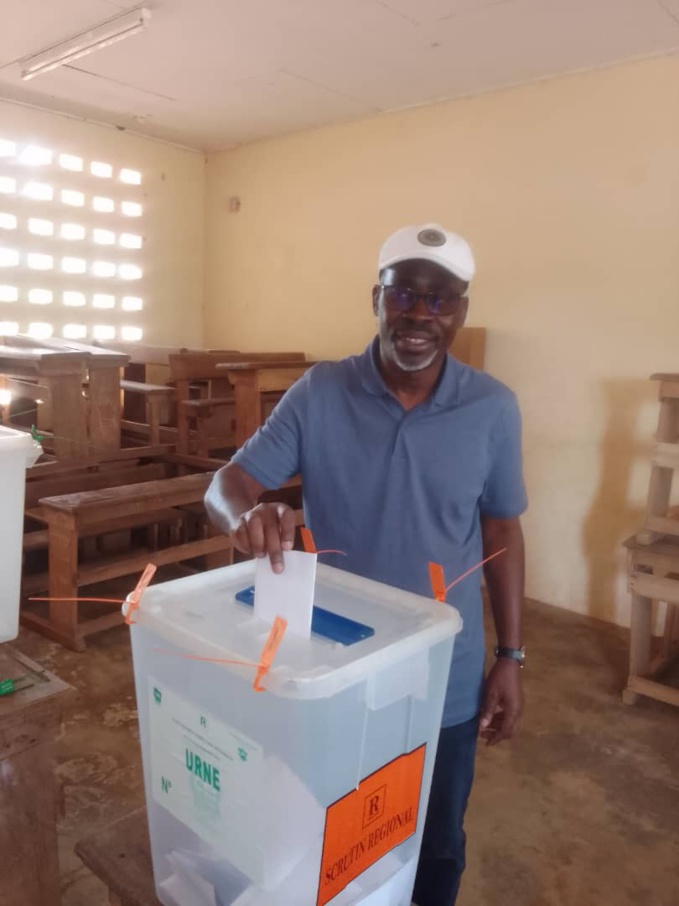 Le maire Joachim Beugré, candidat du Rhdp à Jacqueville a voté dans un village. Le maire Joachim Beugré, candidat du Rhdp à Jacqueville a voté dans un village.