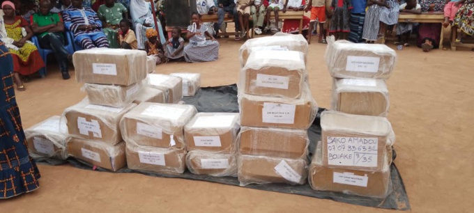 Les Amis d'enfance de Bouaké distribuent 2000 kits scolaires aux enfants démunis