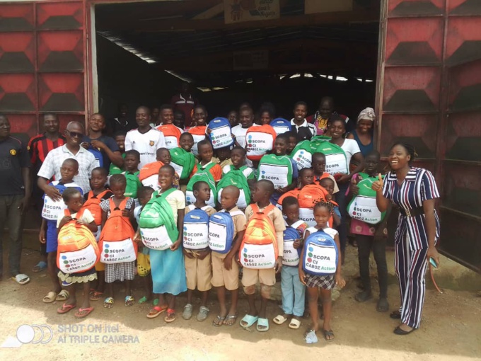 Les élèves de Guéhiébly ont reçu des kits scolaires