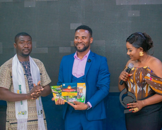 Jean Philippe Agoussi ( à g) confie une mission à l'humoriste Boukary Jean Philippe Agoussi ( à g) confie une mission à l'humoriste Boukary