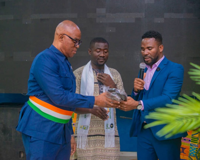 Dédicace/ J P Agoussi présente les merveilles du monde agricole. L'humoriste Boukary fait ambassadeur du monde agricole Dédicace/ J P Agoussi présente les merveilles du monde agricole. L'humoriste Boukary fait ambassadeur du monde agricole