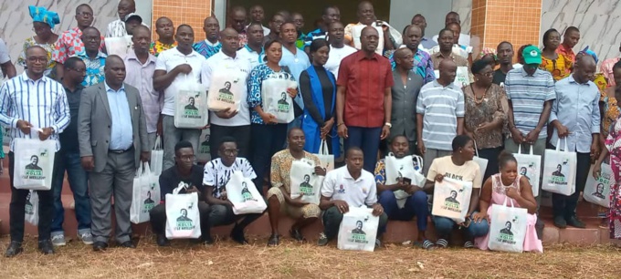 Daoukro/Le président du conseil régional remet 150 kits scolaires à ses collaborateurs et aux journalistes Daoukro/Le président du conseil régional remet 150 kits scolaires à ses collaborateurs et aux journalistes